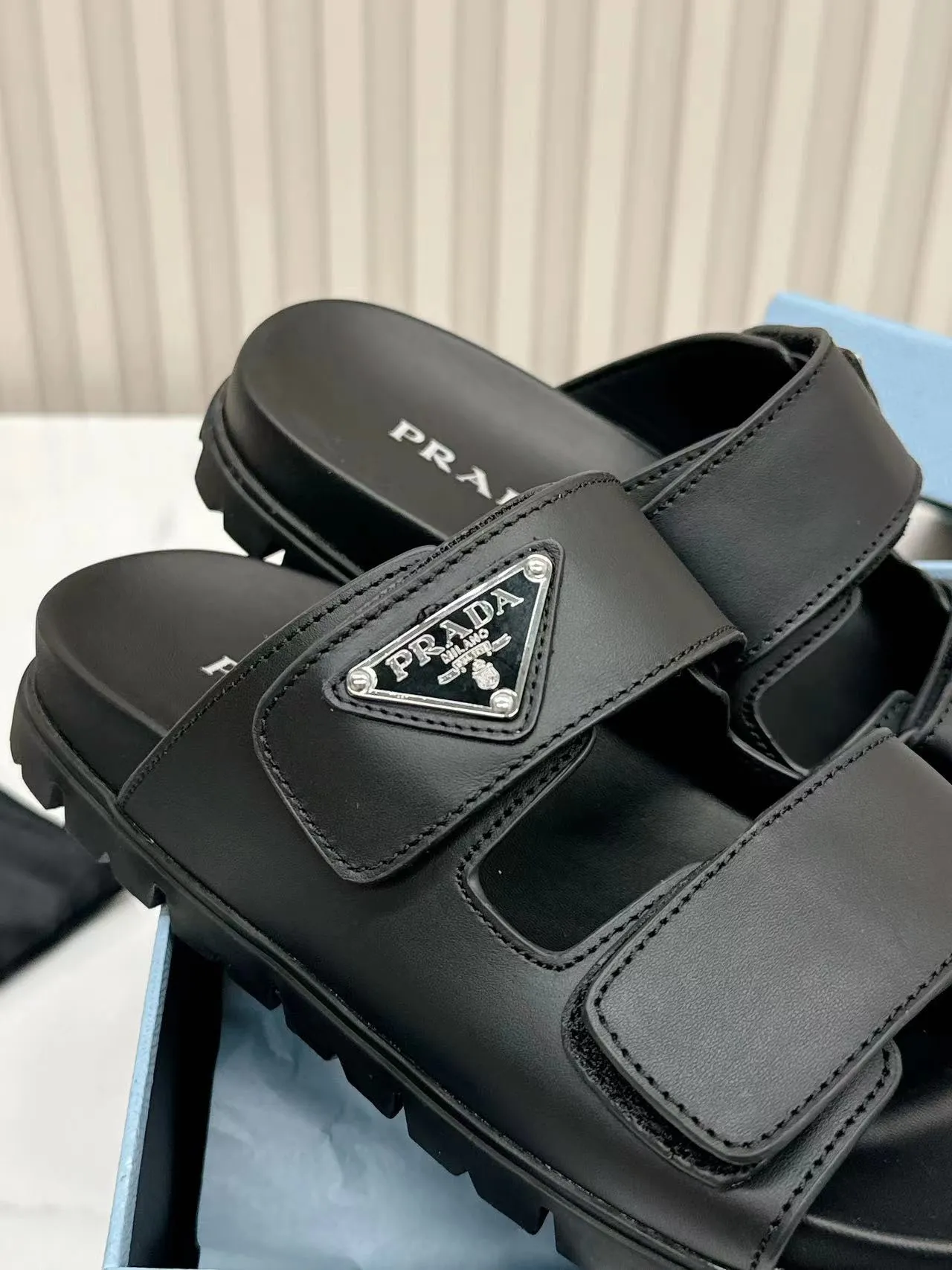 👟👟Ex-factory price 460👟👟 Prada2025’s latest Prada slippers, the slippers reveal a feminine atmosphere in a minimalist design. Triangular logo embellishment is eye-catching. Upper calfskin metal triangle logo 2 cm rubber sole Concave sole pattern Rubber sole Size 35---41